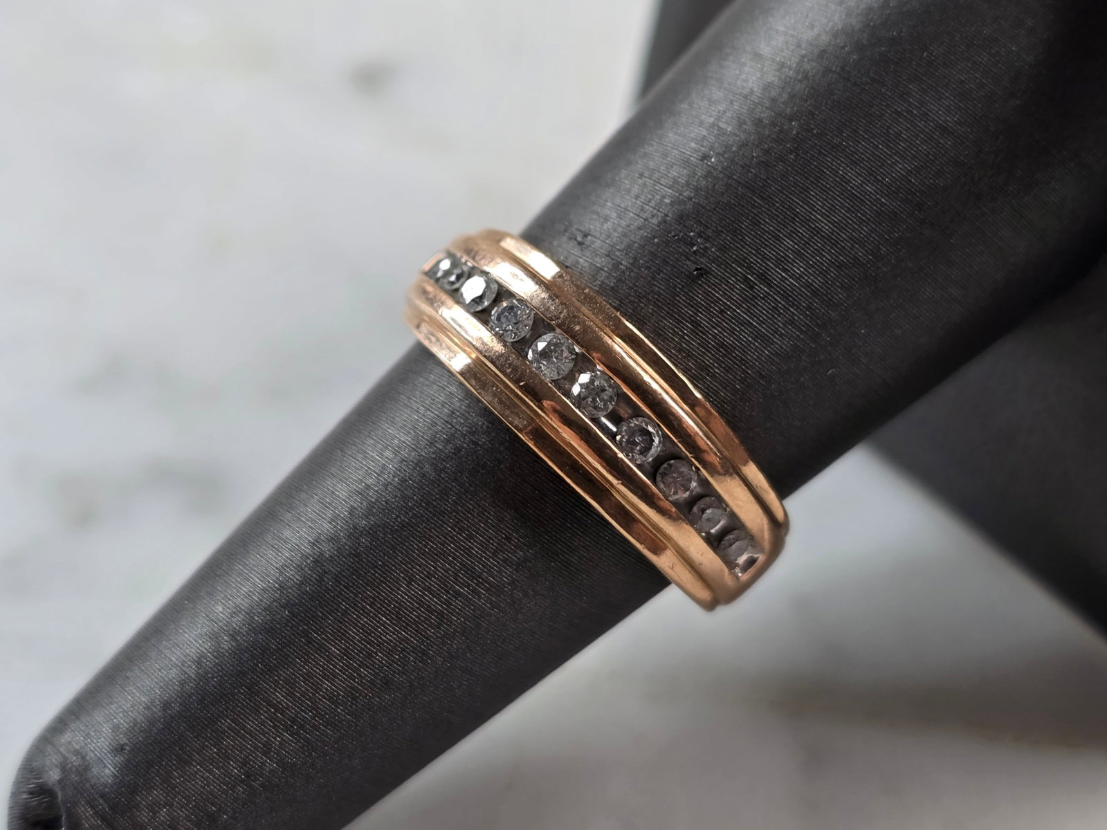 Womens Vintage Estate 10K Rose Gold Diamond Ring: A WOMENS VINTAGE ESTATE 10K ROSE GOLD DIAMOND RING. THE RING SIZE IS A 7.25, AND WEIGHS 3.1g. THE RING IS 1/4" WIDE. THERE ARE 10 TINY DIAMONDS IN THIS RING. RING IS MARKED ON THE INSIDE OF THE BAND. 