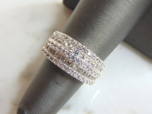 Womens Vintage Estate Sterling Silver CZ Ring: A WOMEN'S VINTAGE ESTATE .925 STERLING SILVER RING WITH CZ STONES. THE RING SIZE IS A 5.75, AND WEIGHS 5.9g. THIS WOULD MAKE A NICE GIFT FOR THAT SOMEONE SPECIAL. ANY OTHER QUESTIONS PLEASE DO NOT HES