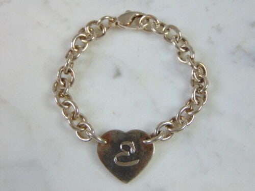 Womens Vintage Estate Sterling Silver Heart Charm Bracelet: A LOVELY WOMENS VINTAGE ESTATE STERLING SILVER HEART CHARM BRACELET THAT MEASURES 6 1/2" LONG BY 3/8" WIDE AND THE CHARM MEASURES 3/4" LONG BY 7/8" WIDE. CHARM HAS THE LETTER E ENGRAVED ON IT. BRACELE