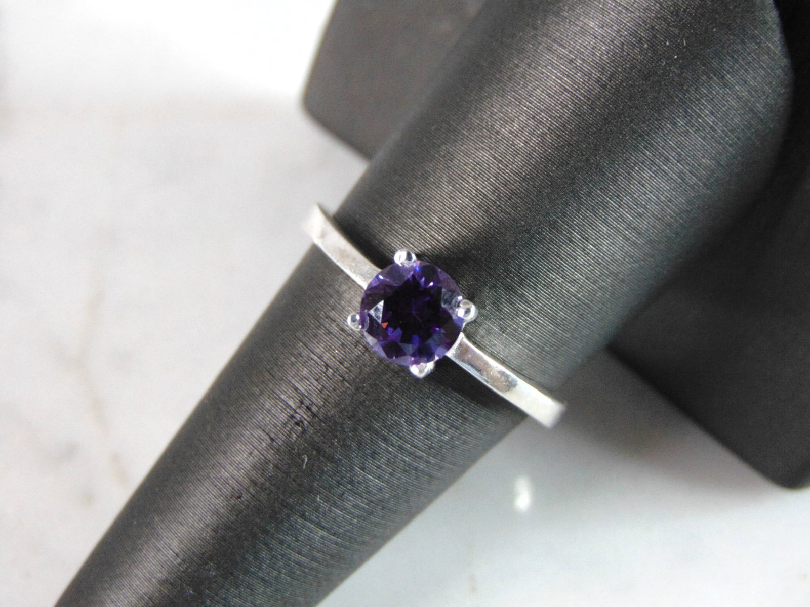 Womens Vintage Estate Sterling Silver Amethyst Ring: A WOMENS VINTAGE ESTATE STERLING SILVER AMETHYST RING THAT WEIGHS 2.8g. THE RING IS A SIZE 6.25. NOT SURE IF STONE IS NATURAL OR MAN MADE. THIS WOULD MAKE A NICE GIFT FOR THAT SOMEONE SPECIAL. ANY OTH