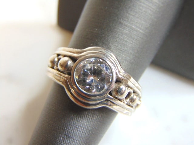 Womens Vintage Estate Sterling Silver CZ Ring: A WOMENS VINTAGE ESTATE STERLING SILVER RING WITH CZ STONE. THE RING SIZE IS A 6.5, AND WEIGHS 6.2g. THIS WOULD MAKE A NICE GIFT FOR THAT SOMEONE SPECIAL. ANY QUESTIONS PLEASE DO NOT HESITATE TO ASK. 