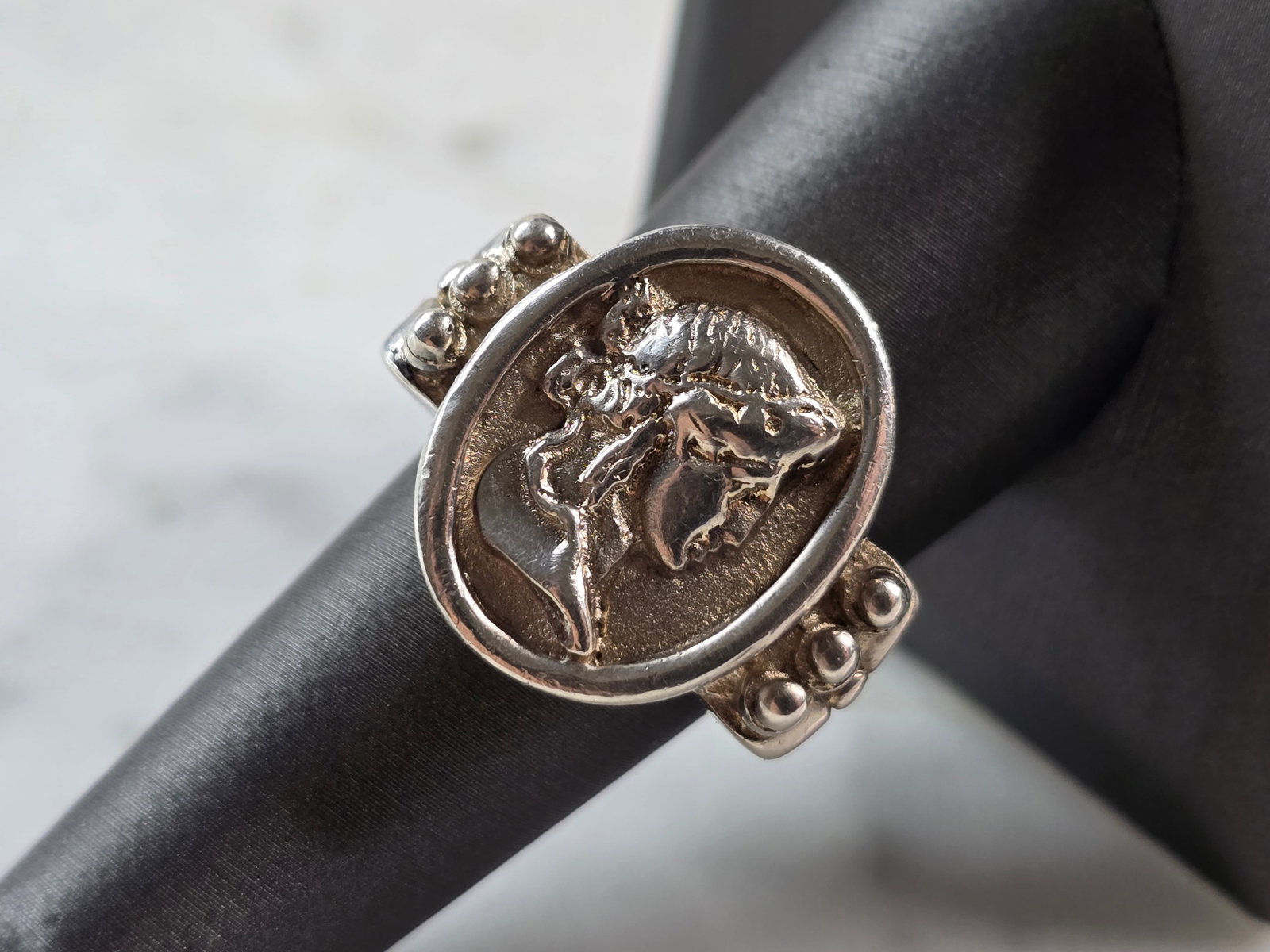 Womens Vintage Estate Heavy Sterling Silver Victorian Cameo Ring: A WOMENS VINTAGE ESTATE HEAVY STERLING SILVER VICTORIAN CAMEO RING. THE RING SIZE IS AN 8.25, AND WEIGHS 17.7g. FACE OF THE RING MEASURES 3/4" LONG. THIS WOULD MAKE A NICE GIFT FOR THAT SOMEONE SPECIA