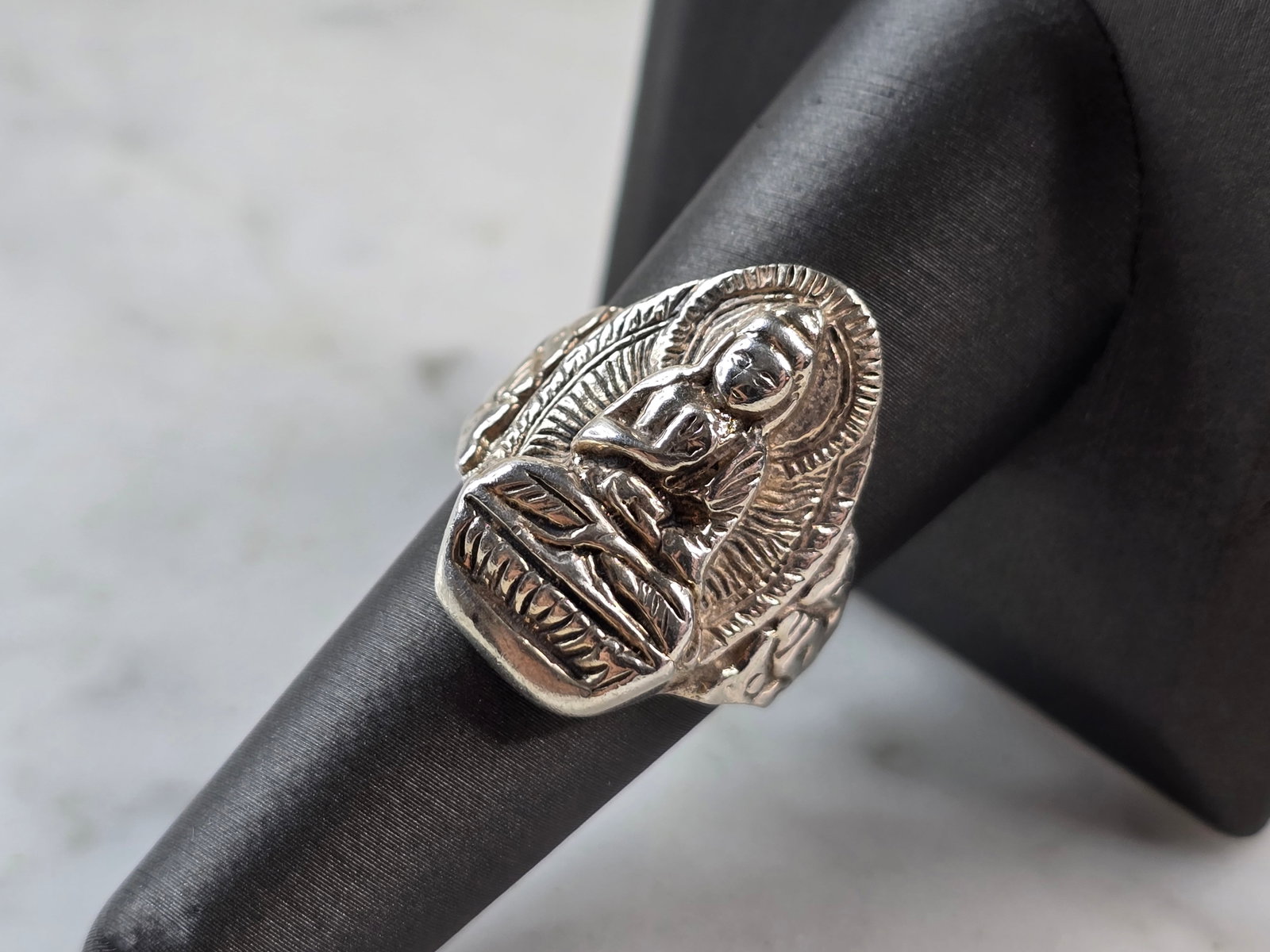 Womens Vintage Estate Sterling Silver Religion Buddha Ring: A WOMENS VINTAGE ESTATE STERLING SILVER BUDDHA RING. THE RING SIZE IS A 7.75, AND WEIGHS 11.3g. FACE OF THE RING MEASURES 7/8" LONG. THIS WOULD MAKE A NICE GIFT FOR THAT SOMEONE SPECIAL. ANY QUESTIONS