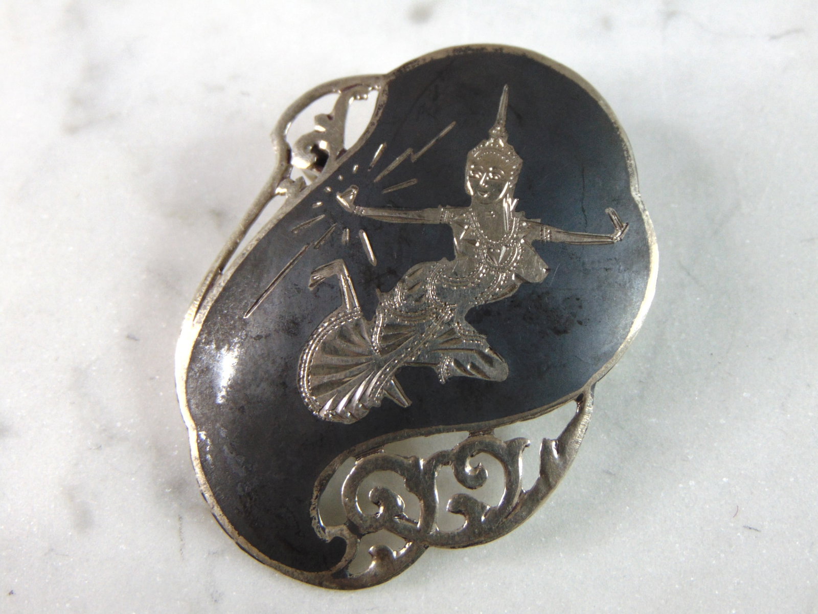 Womens Vintage Estate Sterling Silver Siam Brooch: FOR SALE IS THIS LOVELY VINTAGE ESTATE STERLING SILVER SIAM BROOCH. THE TOTAL WEIGHT OF THE BROOCH IS 6.8g. THE BROOCH MEASURES 1 3/4" BY 1 3/8". MAKES A GREAT GIFT FOR THAT SPECIAL SOMEONE. IF ANY QU