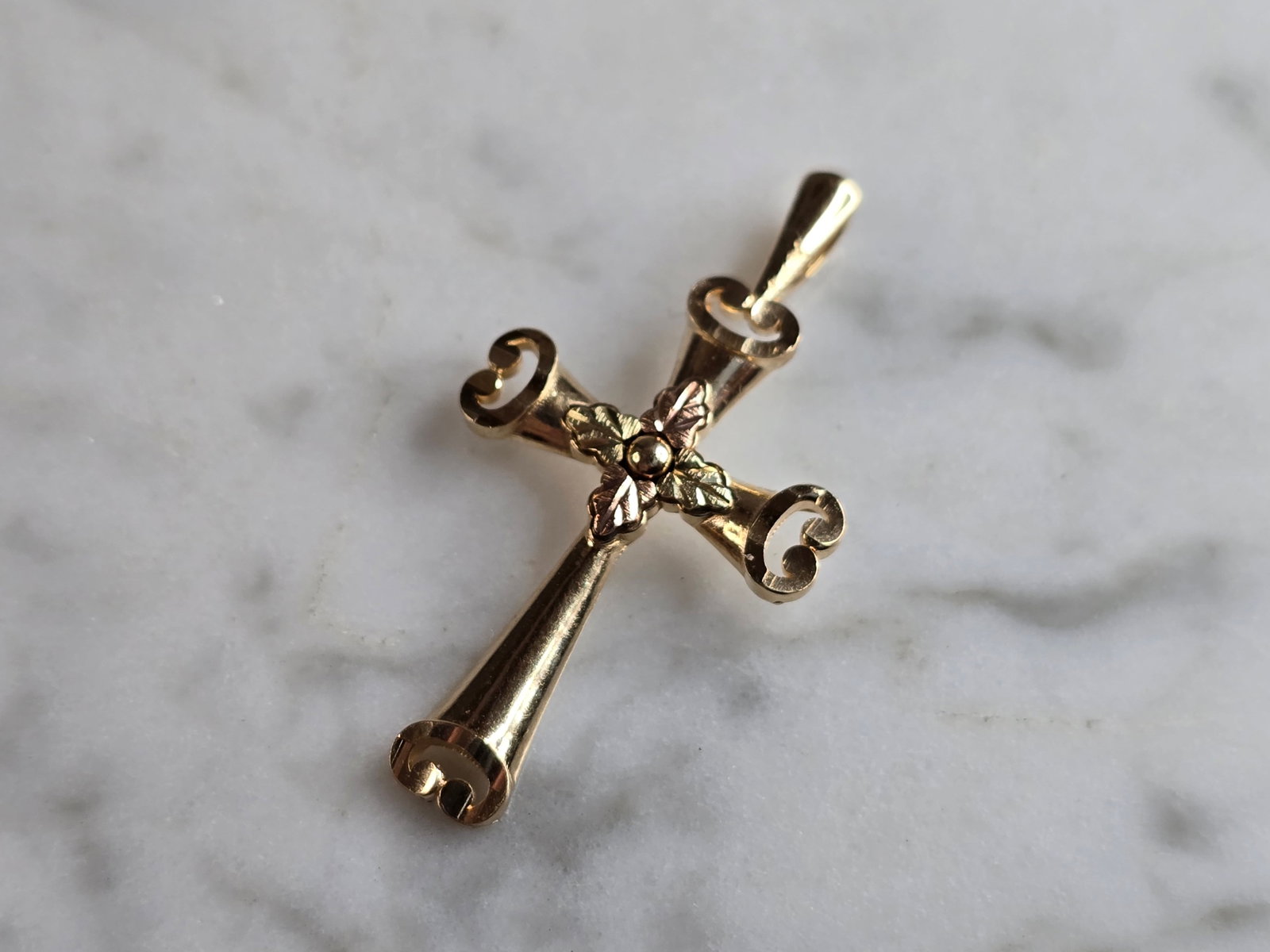 Womens Vintage 10k Gold Coleman Religious Crucifix Cross Pendant: A WOMENS VINTAGE ESTATE 10K YELLOW & ROSE GOLD RELIGIOUS CROSS PENDANT THAT WAS MADE BY COLEMAN/ BLACK HILLS GOLD. THE PENDANT WEIGHS 1.3g, AND MEASURES 1 1/4" LONG BY 5/8" WIDE. ANY QUESTIONS PLEASE 