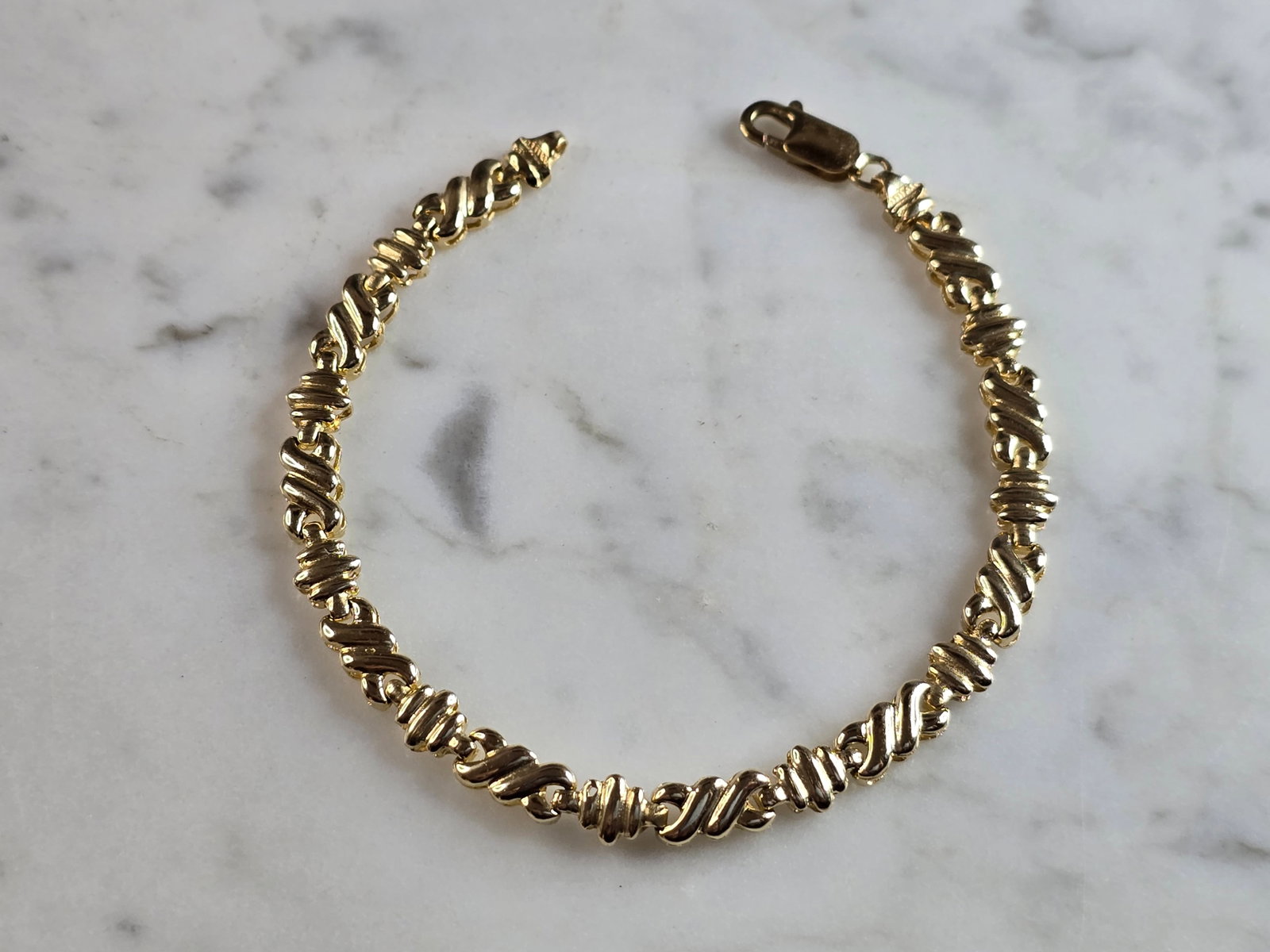 Womens Vintage Estate 14K Yellow Gold Bracelet: A WOMENS VINTAGE ESTATE 14K YELLOW GOLD BRACELET. BRACELET MEASURES 8" LONG BY 3/16" WIDE, AND WEIGHS 10.0g. BRACELET IS MARKED 14K ON THE CLASP. THIS WOULD MAKE A LOVELY GIFT FOR THAT SOMEONE SPECIAL