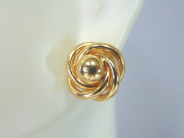 Pr Womens 14K Yellow Gold Infinity Knot Stud Earrings: A LOVELY PAIR OF WOMENS 14K YELLOW GOLD INFINITY KNOT EARRINGS . THE EARRINGS WEIGH 4.2g. EARRINGS MEASURE 3/4" LONG BY 1/2" WIDE. EARRINGS ARE MARKED 585 ON THE STEM. THEY JUST NEED A PAIR OF BACKING