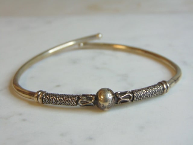 Womens Vintage Estate Sterling Silver Bracelet: FOR SALE IS THIS LOVELY VINTAGE ESTATE STERLING SILVER BRACELET. THE BRACELET MEASURES ABOUT 8 1/4" LONG BY 3/8" WIDE AND WEIGHS 11.1g. THIS WOULD MAKE A LOVELY GIFT. ANY QUESTIONS PLEASE ASK. BE SURE