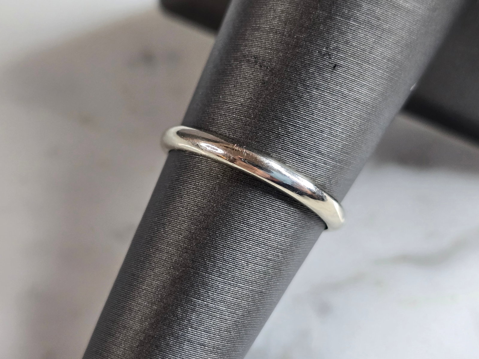 Womens Vintage Estate 14K White Gold Wedding Band Ring: A WOMENS VINTAGE ESTATE 14K WHITE GOLD WEDDING BAND, MADE BY WEDDING BELL. RING IS A SIZE 6.0 AND WEIGHS 1.6g. THE WIDTH OF THE BAND IS 1/16". THE RING MAKES A BEAUTIFUL GIFT FOR THAT SOMEONE SPECIAL.
