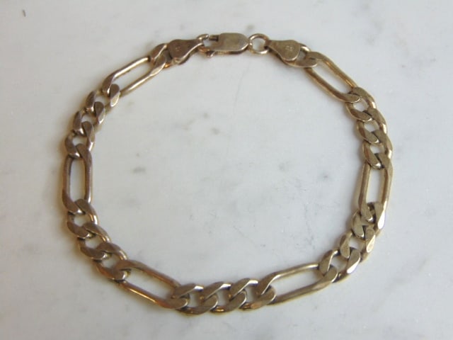 Womens Sterling Silver Italian Chain Link Bracelet: A WOMENS VINTAGE ESTATE STERLING SILVER CHAIN LINK BRACELET THAT WAS MADE IN ITALY. BRACELET IS 8 1/4" LONG BY 1/4" WIDE, AND WEIGHS 12.9g. THIS WOULD MAKE A LOVELY GIFT FOR THAT SOMEONE SPECIAL. BE S