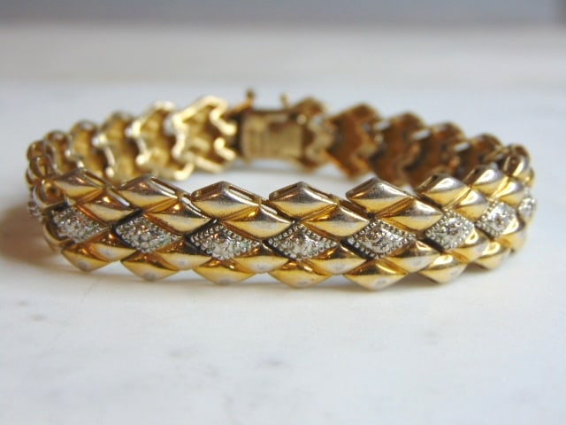 Womens Vintage Sterling Silver Gold Tone Bracelet: A WOMENS VINTAGE ESTATE STERLING SILVER GOLD TONE BRACELET . BRACELET WEIGHS 26.2g AND MEASURES 7 3/4" LONG BY 1/2" WIDE. MAKES A GREAT GIFT FOR THAT SOMEONE SPECIAL. ANY QUESTIONS, PLEASE ASK. BE SUR
