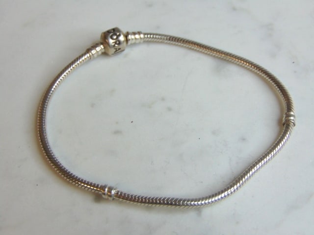 Womens Vintage Estate Sterling Silver Pandora Bracelet: A WOMENS VINTAGE ESTATE STERLING SILVER PANDORA BRACELET . BRACELET WEIGHS 16.9g AND MEASURES 9 1/4" LONG BY 1/8" WIDE. MAKES A GREAT GIFT FOR THAT SOMEONE SPECIAL. IF ANY QUESTIONS, PLEASE ASK. BE SU