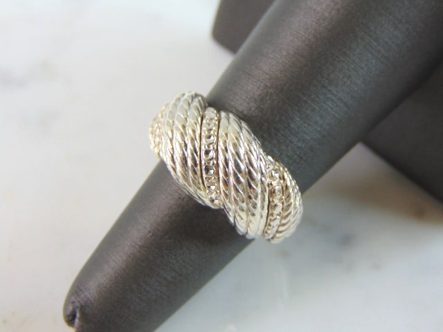 Womens Vintage Estate Sterling Silver Modernist Ring: A LOVELY VINTAGE ESTATE STERLING SILVER MODERNIST RING. THE RING SIZE IS A 6.25, AND WEIGHS 7.9g. THIS WOULD MAKE A NICE GIFT FOR THAT SOMEONE SPECIAL. ANY QUESTIONS PLEASE DO NOT HESITATE TO ASK. BE 