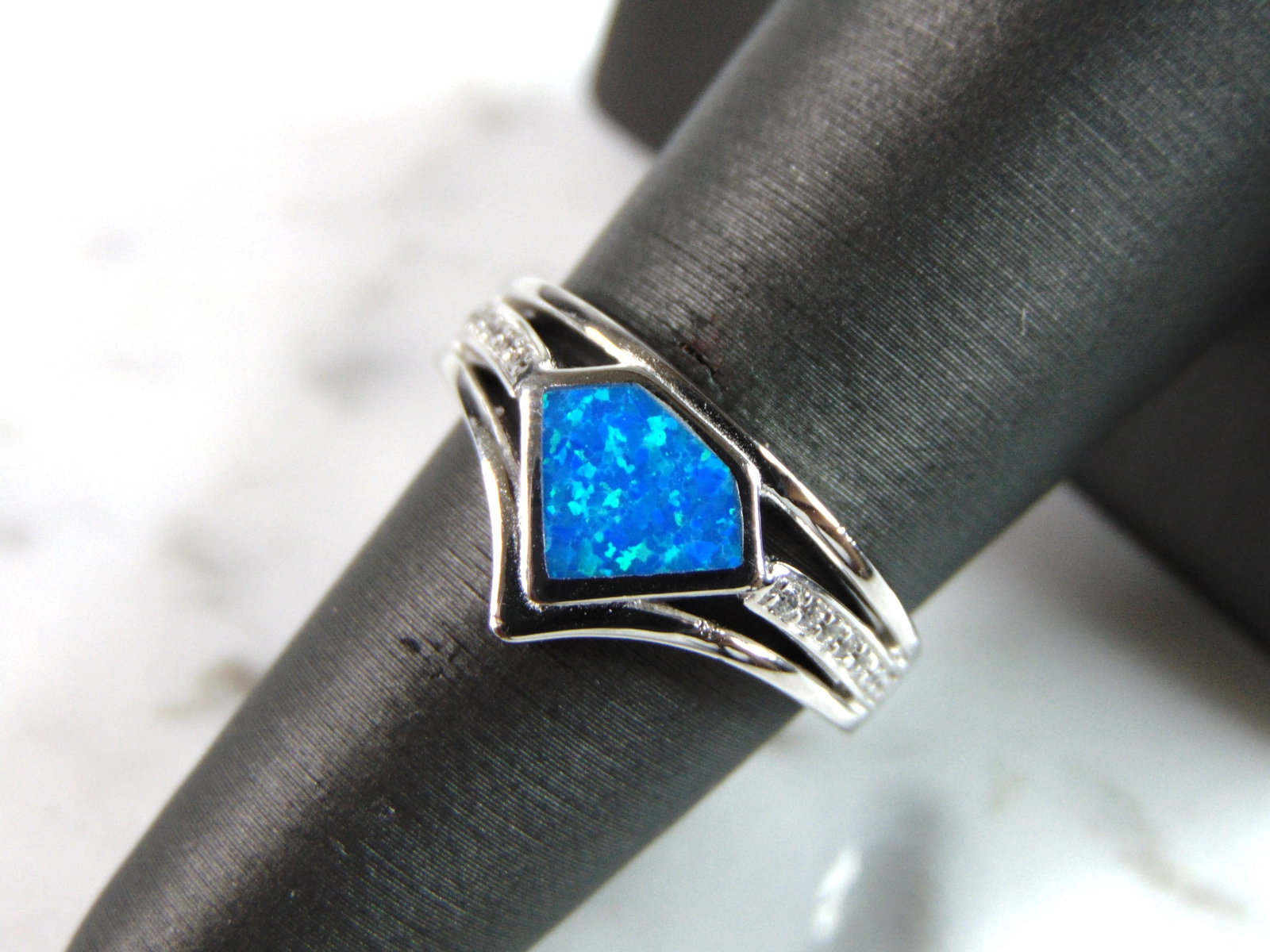 Womens Estate Sterling Silver Modernist Blue Opal Ring: A WOMENS ESTATE STERLING SILVER MODERNIST OPAL COLORED RING. THE RING IS A SIZE 7.0 AND WEIGHS 4.3g. NOT SURE IF STONE IS NATURAL OR MAN MADE. THE RING MAKES A BEAUTIFUL GIFT FOR THAT SOMEONE SPECIAL.