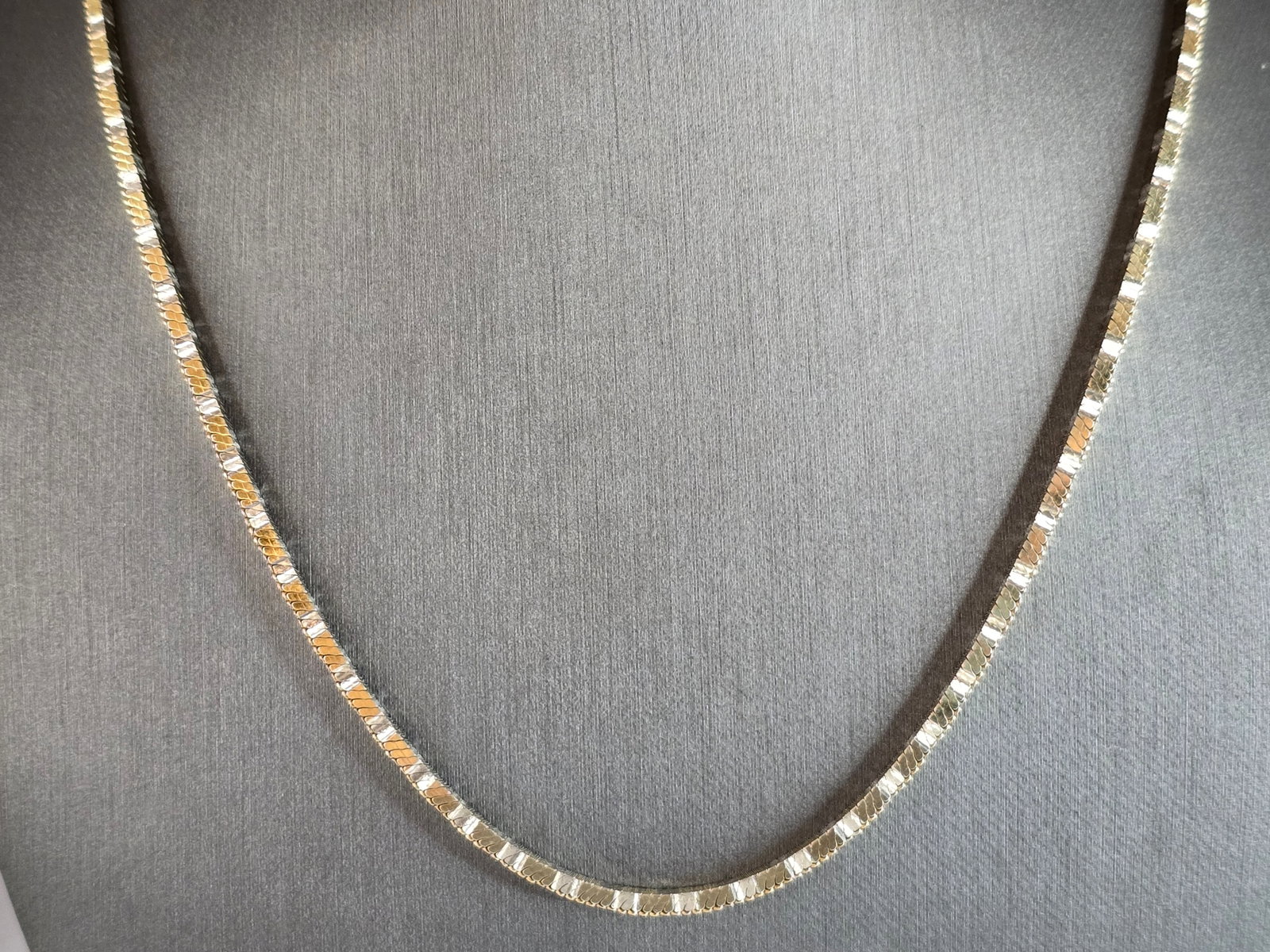Womens Vintage Estate Sterling Silver Gold Tone Italian Necklace: A WOMENS VINTAGE ESTATE STERLING SILVER GOLD TONE ITALIAN NECKLACE. NECKLACE WEIGHS 23.0g, AND MEASURES 20" LONG BY 1/8" WIDE. MAKES A GREAT GIFT FOR THAT SOMEONE SPECIAL. ANY QUESTIONS, PLEASE ASK. B
