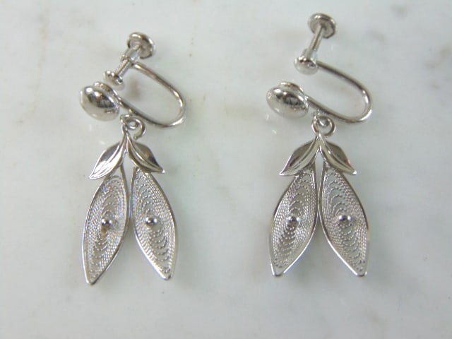 Womens Vintage Sterling Silver Modernist Earrings: A PAIR OF WOMENS VINTAGE ESTATE STERLING SILVER MODERNIST EARRINGS. THE EARRINGS WEIGH 4.2g AND MEASURE 1 1/4" BY 1/2". ANY QUESTIONS PLEASE DO NOT HESITATE TO ASK. BE SURE TO CHECK OUT SOME OF OUR OT
