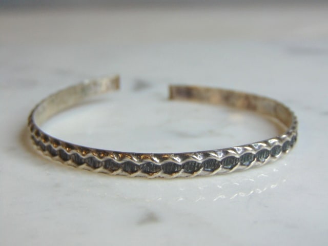 Womens Vintage Estate Sterling Silver Cuff Bracelet: FOR SALE IS A LOVELY VINTAGE ESTATE STERLING SILVER CUFF BRACELET. BRACELET MEASURES 6 1/4" LONG BY 1/8" WIDE AND WEIGHS 7.6g. THIS WOULD MAKE A LOVELY GIFT FOR THAT SOMEONE SPECIAL. ANY QUESTIONS, PL