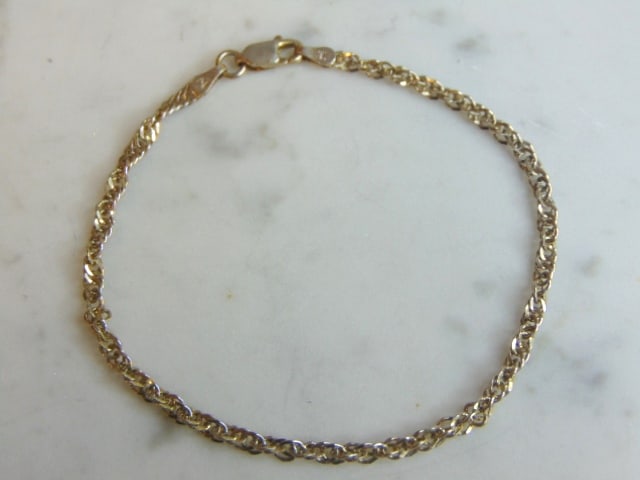 Womens Vintage Sterling Silver Italian Link Bracelet: A WOMENS VINTAGE ESTATE STERLING SILVER ITALIAN LINK BRACELET . BRACELET WEIGHS 2.6g AND MEASURES 7 3/4" LONG BY 1/8" WIDE. MAKES A GREAT GIFT FOR THAT SOMEONE SPECIAL. IF ANY QUESTIONS, PLEASE ASK. B