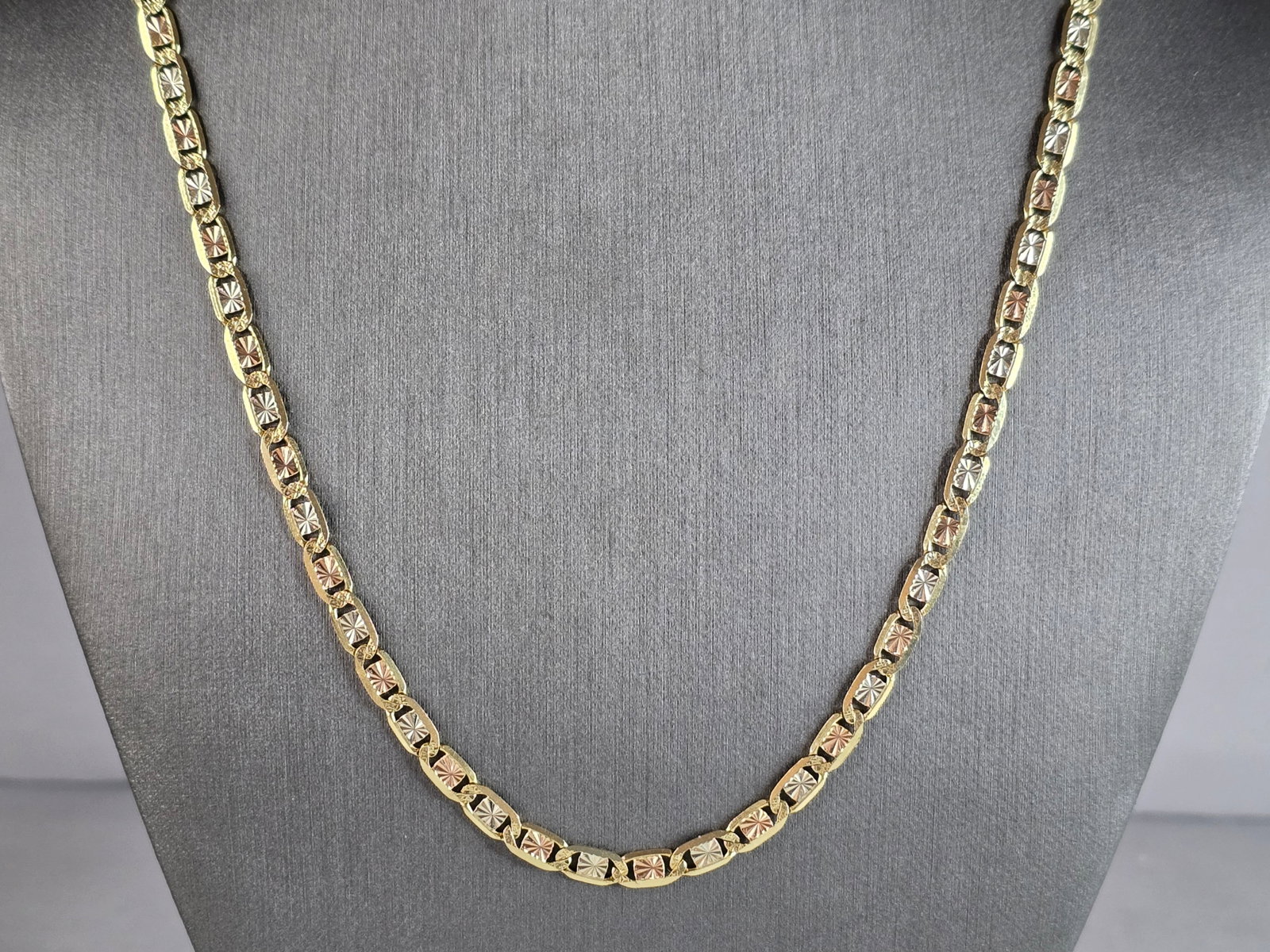 Womens Vintage Estate 14k Mixed Gold Chain Link Necklace: A WOMENS VINTAGE 14K GOLD CHAIN LINK NECKLACE THAT HAS A LOVELY MIX OF YELLOW, WHITE AND ROSE GOLD. THE TOTAL WEIGHT IS 15.8g, AND MEASURES ABOUT 22 1/4" LONG BY 3/16" WIDE. MAKES A GREAT GIFT FOR THA