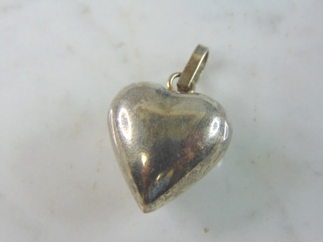 Womens Vintage Estate Sterling Silver Heart Pendant: A WOMENS VINTAGE ESTATE STERLING SILVER HEART PENDANT. PENDANT WEIGHS 8.2g AND PENDANT MEASURES 1 5/8" LONG BY 1" WIDE. MAKES A GREAT GIFT FOR THAT SOMEONE SPECIAL. ANY QUESTIONS, PLEASE ASK. BE SURE 