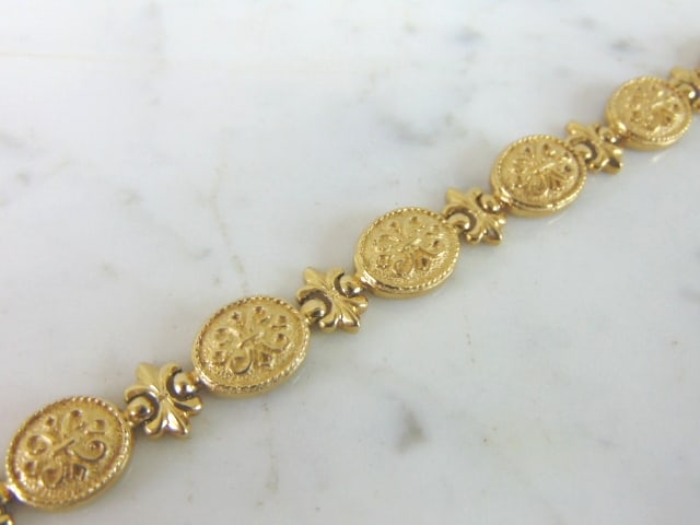 Womens Vintage 14k Gold Roman Fleur de Lis Bracelet: A VINTAGE ESTATE 14K YELLOW GOLD FLEUR DE LIS LINK BRACELET THAT WAS MADE BY ROMAN. THE BRACELET MEASURES 7 1/4" LONG BY 3/8" WIDE, AND WEIGHS 18.1g. BRACELET IS STAMPED 14K. ANY QUESTIONS, PLEASE DON