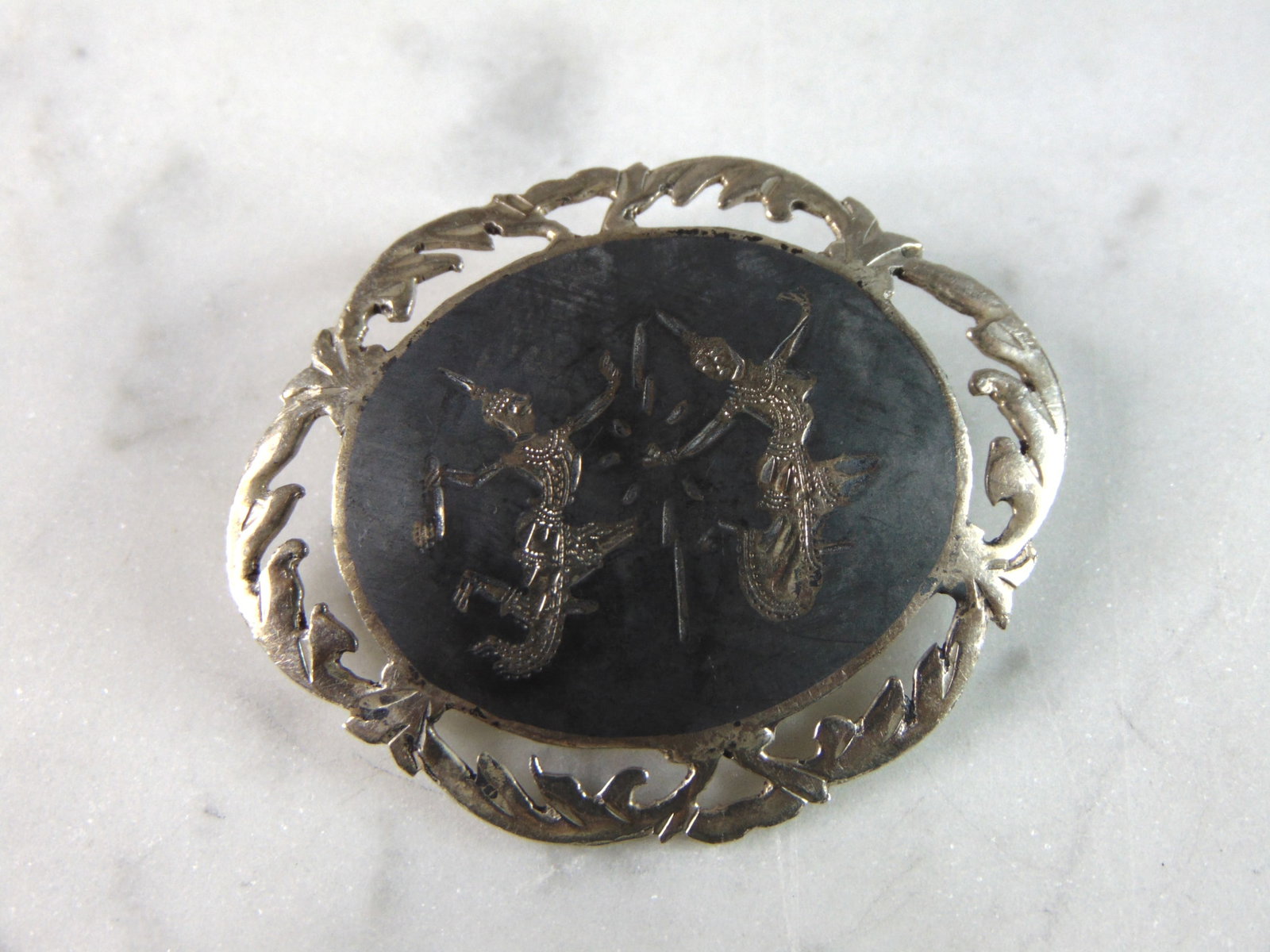 Womens Vintage Estate Sterling Silver Siam Brooch: FOR SALE IS THIS LOVELY VINTAGE ESTATE STERLING SILVER SIAM BROOCH. THE TOTAL WEIGHT OF THE BROOCH IS 8.8g. THE BROOCH MEASURES 1 3/8" BY 1 3/8". MAKES A GREAT GIFT FOR THAT SPECIAL SOMEONE. IF ANY QU