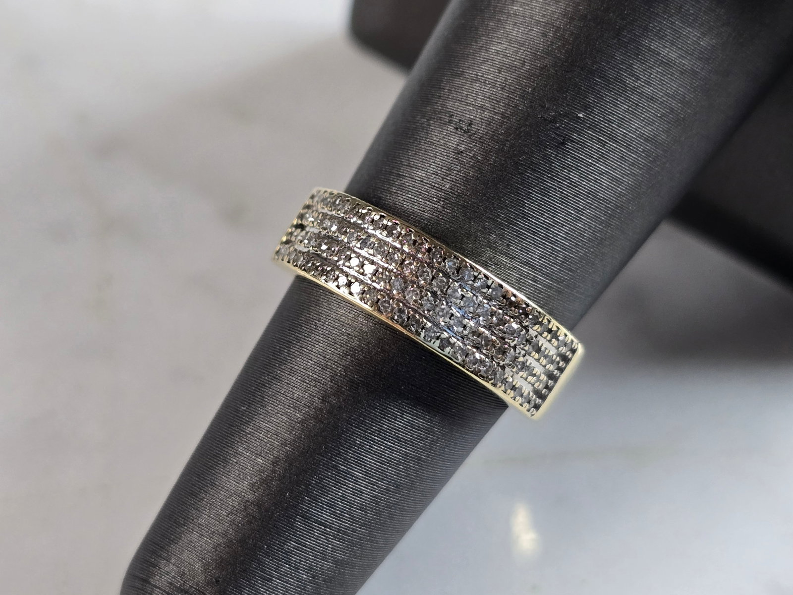 Womens Vintage Estate 10K Gold Diamond Cluster Ring: A WOMENS VINTAGE ESTATE 10K GOLD DIAMOND CLUSTER RING. THE RING WEIGHS 3.4g, AND IS A SIZE 6.0. THERE ARE 92 SMALL DIAMONDS. THE WIDTH OF THE RING IS 1/4". ANY QUESTIONS PLEASE DO NOT HESITATE TO ASK.