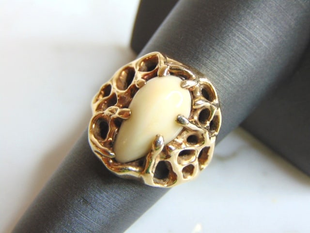 Womens Vintage Estate 14K Yellow Gold Bone Ring: FOR SALE IS THIS VINTAGE ESTATE 14K YELLOW GOLD BONE RING . NOT SURE IF STONE IS REAL OR MAN MADE. THE RING IS A SIZE 7 AND WEIGHS 9.5g. THE RING MAKES A BEAUTIFUL, IMPRESSIVE GIFT FOR THAT SOMEONE SP