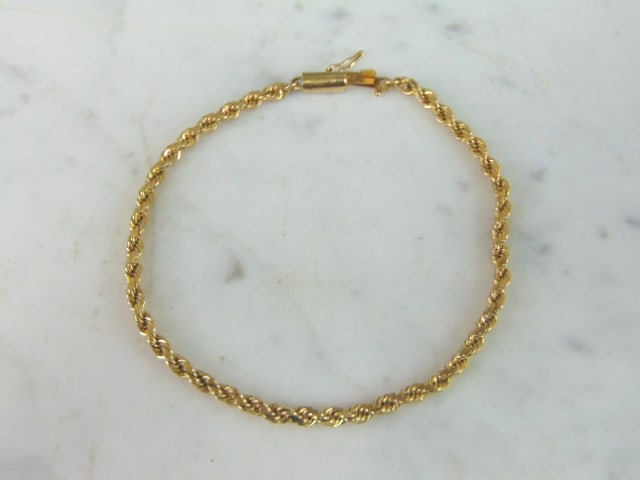 Womens Vintage Estate 14K Yellow Gold Rope Bracelet: A LOVELY VINTAGE ESTATE 14K YELLOW GOLD ROPE BRACELET. THE BRACELET IS 8" LONG FROM THE CLASP BY 1/8" WIDE, AND WEIGHS 8.2g. THIS WOULD MAKE A LOVELY GIFT FOR THAT SOMEONE SPECIAL. ANY QUESTIONS, PLEA