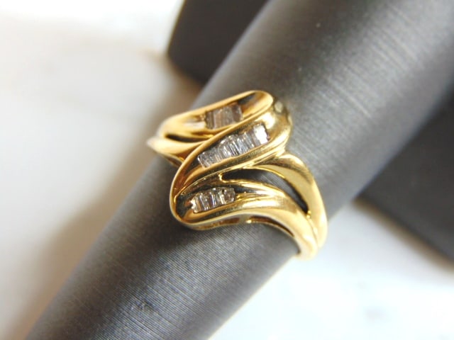 Womens Vintage Estate 10K Yellow Gold Diamond Ring: FOR SALE IS THIS LOVELY VINTAGE 10K YELLOW GOLD DIAMOND RING. THERE ARE ABOUT .20cts OF DIAMONDS IN THIS RING. THE TOTAL WEIGHT IS 3.2g, AND IS A SIZE 6.5. ANY QUESTIONS PLEASE DONT HESITATE TO ASK. B