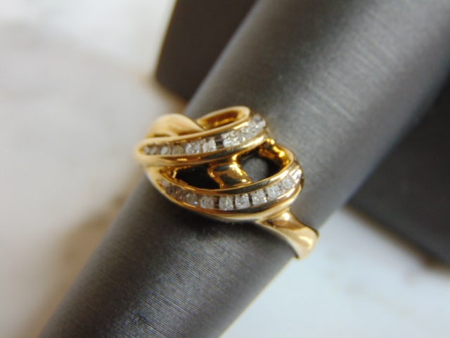 Womens Vintage Estate 10K Yellow Gold Diamond Ring: FOR SALE IS THIS LOVELY VINTAGE 10K YELLOW GOLD DIAMOND RING. THERE ARE ABOUT .18cts OF DIAMONDS IN THIS RING. THE TOTAL WEIGHT IS 2.7g, AND IS A SIZE 7. ANY QUESTIONS PLEASE DONT HESITATE TO ASK. BE 