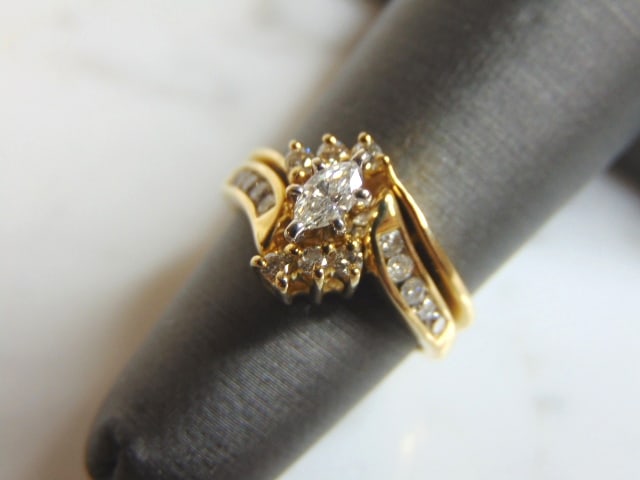 Womens Vintage Estate 14K Yellow Gold Diamond Ring: FOR SALE IS THIS LOVELY VINTAGE 14K YELLOW GOLD DIAMOND RING. THERE ARE ABOUT .80cts OF DIAMONDS IN THIS RING. THE TOTAL WEIGHT IS 4.1g, AND IS A SIZE 4.25. ANY QUESTIONS PLEASE DONT HESITATE TO ASK. 