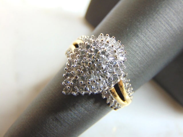 Womens Vintage Estate 10K Yellow Gold Diamond Ring: FOR SALE IS THIS LOVELY VINTAGE 10K YELLOW GOLD DIAMOND RING. THERE ARE ABOUT .77cts OF DIAMONDS IN THIS RING. THE TOTAL WEIGHT IS 3.5g, AND IS A SIZE 6.5. ANY QUESTIONS PLEASE DONT HESITATE TO ASK. B