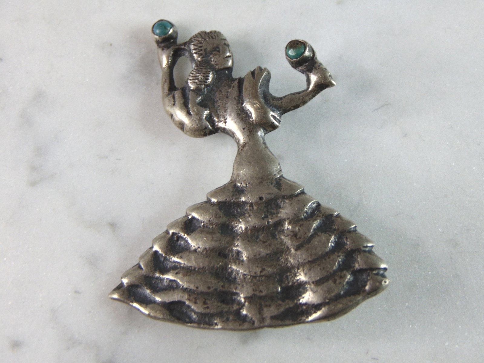 Womens Vintage Estate Sterling Silver Salsa Dancer Brooch: A LOVELY VINTAGE ESTATE STERLING SILVER SALSA DANCER BROOCH. THE TOTAL WEIGHT OF THE BROOCH IS 20.3g. THE BROOCH MEASURES 2 1/4" BY 1 3/4". MAKES A GREAT GIFT FOR THAT SPECIAL SOMEONE. ANY QUESTIONS, 