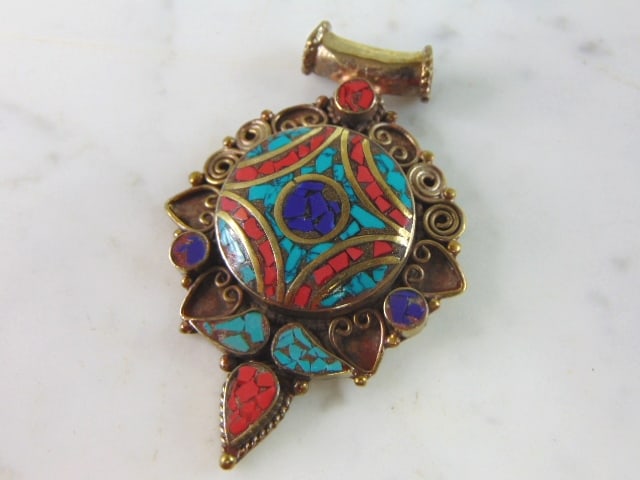 Womens Vintage Sterling Silver Multi Stone Pendant: A WOMENS VINTAGE ESTATE STERLING SILVER MULTI STONE PENDANT . NOT SURE IF STONES ARE NATURAL OR MAN MADE. PENDANT WEIGHS 25.1g AND PENDANT MEASURES 2 3/4" LONG BY 1 3/4" WIDE. MAKES A GREAT GIFT FOR T