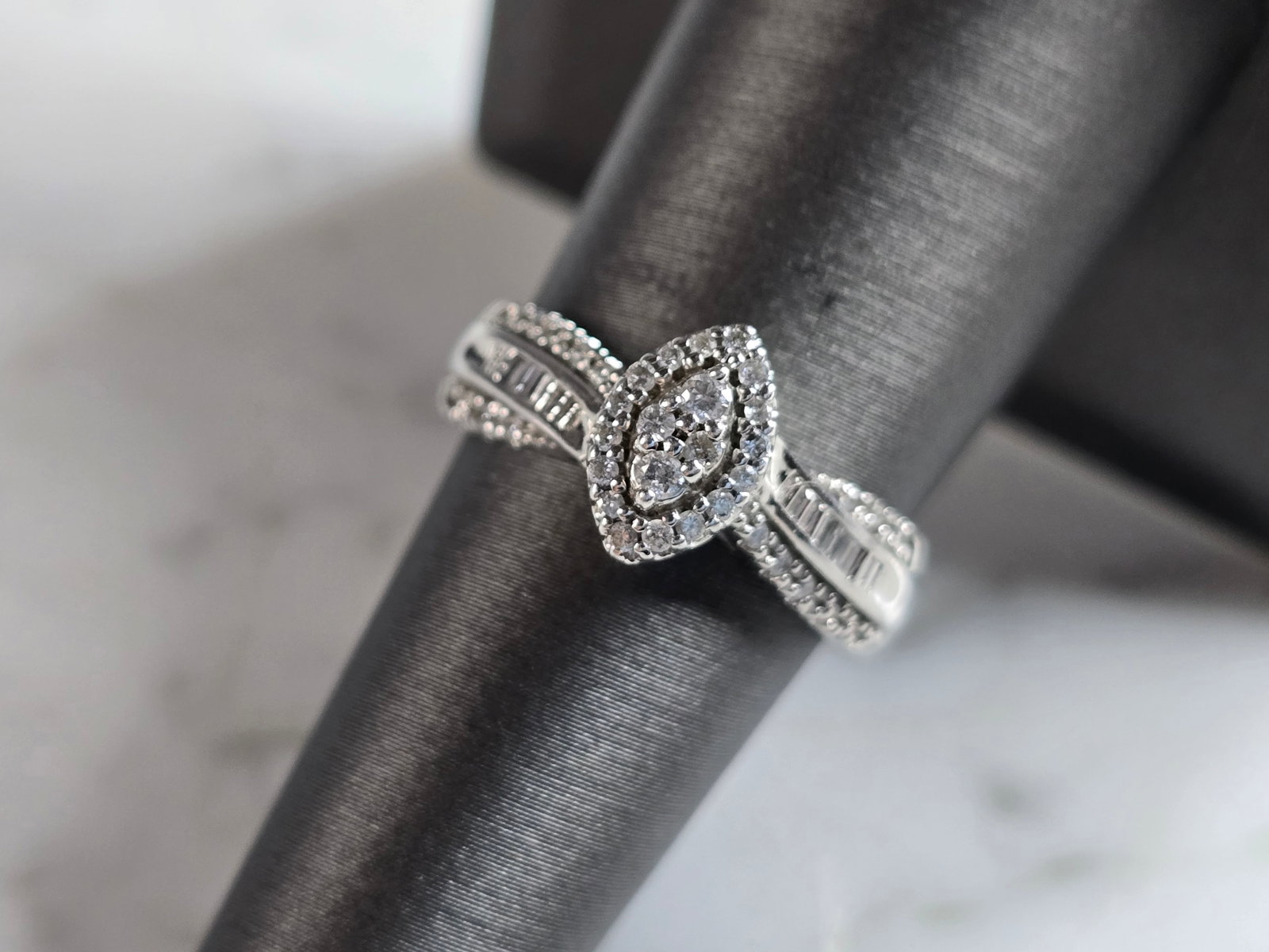 Womens Vintage Estate 14k White Gold Diamond Keepsake Ring: A WOMENS VINTAGE ESTATE 14K WHITE GOLD DIAMOND RING MADE BY KEEPSAKE. THE RING WEIGHS 3.2g, AND IS A SIZE 7.0. THE CARAT WEIGHT OF THE DIAMONDS ARE ABOUT 0.70cts, AND IS ABOUT 3/8" WIDE. RING IS MARKE