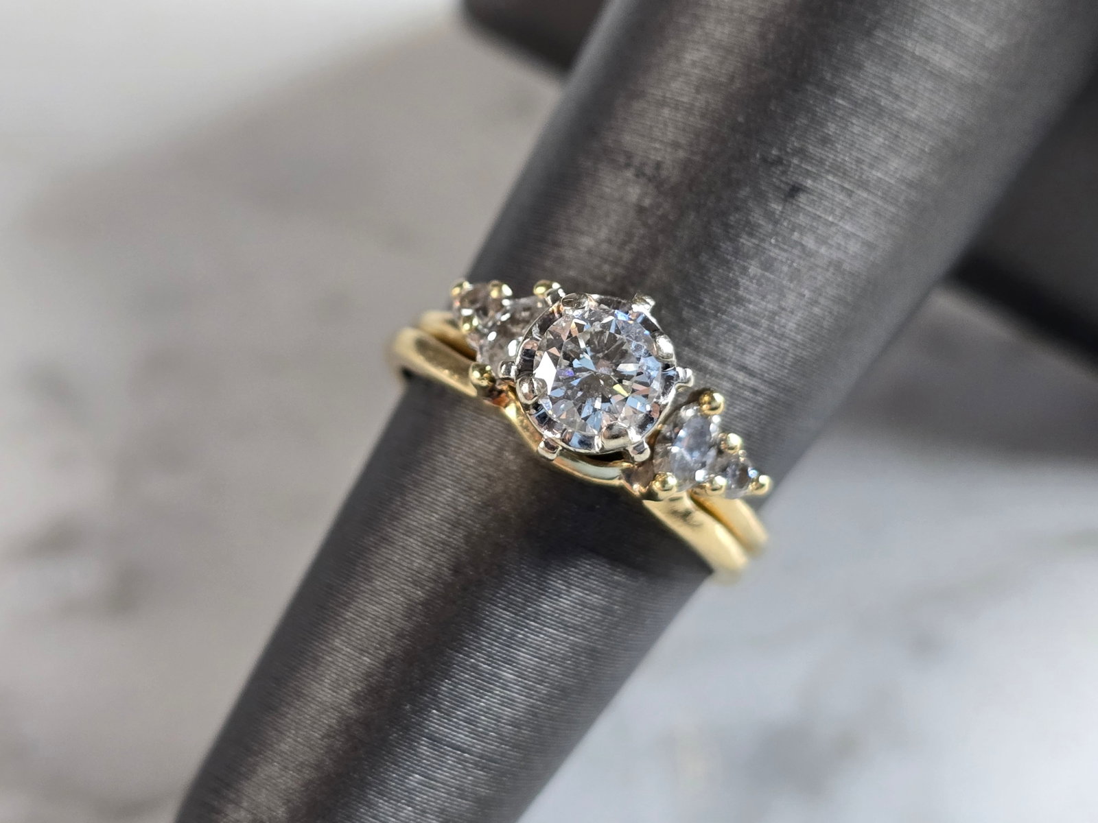 Womens Vintage Estate 14K Gold Diamond Ring Set: A WOMENS VINTAGE 14K YELLOW GOLD DIAMOND RING SET. THE TOTAL WEIGHT IS 3.6g, AND IS A SIZE 5.5. RING SET HAS ABOUT .70cts OF DIAMONDS IN IT. THE CENTER DIAMOND ALONE IS ABOUT .40cts. THE WIDTH OF THE 