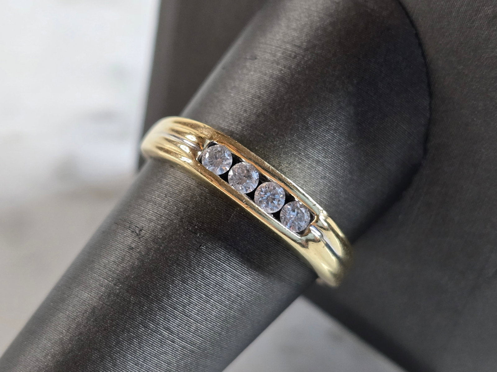 Mens Vintage Estate 14k Yellow Gold Diamond Ring: A MENS VINTAGE ESTATE 14K YELLOW GOLD DIAMOND RING. THE RING WEIGHS 3.4g, AND IS A SIZE 10.5. THERE ARE ABOUT 0.40cts OF DIAMONDS AND THE FACE IS ABOUT 3/16" WIDE. WOULD MAKE A GREAT GIFT FOR THAT SPE