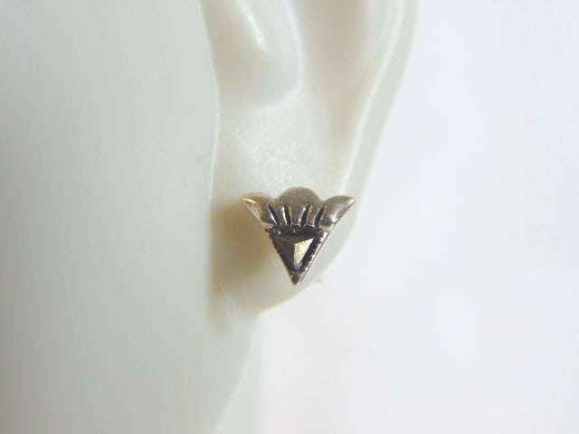 Womens Vintage Estate Sterling Silver Earrings: A WOMENS VINTAGE ESTATE STERLING SILVER EARRINGS. EARRINGS MEASURE 1/4" LONG BY 1/4" WIDE AND WEIGHS 1.1g. WOULD MAKE A LOVELY GIFT FOR THAT SOMEONE SPECIAL. BE SURE TO CHECK OUT SOME OF MY OTHER GREA