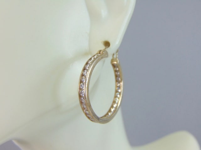 Womens Vintage Estate Sterling Silver CZ Hoop Earrings: A PAIR OF WOMENS VINTAGE ESTATE STERLING SILVER CZ HOOP EARRINGS. THE EARRINGS WEIGH 5.1g AND MEASURE 1" IN DIAMETER. ANY QUESTIONS PLEASE DO NOT HESITATE TO ASK. BE SURE TO CHECK OUT SOME OF OUR OTHE
