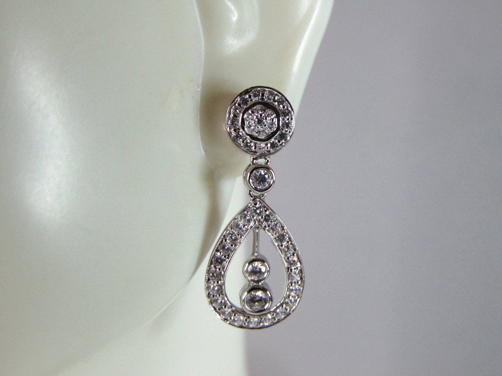 Womens Vintage Estate Sterling Silver CZ Earrings: A BEAUTIFUL WOMENS VINTAGE ESTATE STERLING SILVER CZ EARRINGS. THE EARRINGS MEASURE 1" BY 3/8" AND WEIGHS 2.7g. WOULD MAKE A GREAT GIFT FOR THAT SPECIAL SOMEONE. ANY QUESTIONS PLEASE DO NOT HESITATE T