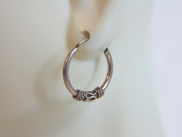 Womens Vintage Estate Sterling Silver Hoop Earrings: A PAIR OF WOMENS STERLING SILVER HOOP EARRINGS. EARRINGS WEIGH 1.2g AND MEASURES 5/8" IN DIAMETER. ANY QUESTIONS, PLEASE DO NOT HESITATE TO ASK. BE SURE TO CHECK OUT SOME OF MY OTHER GREAT ITEMS UP FO