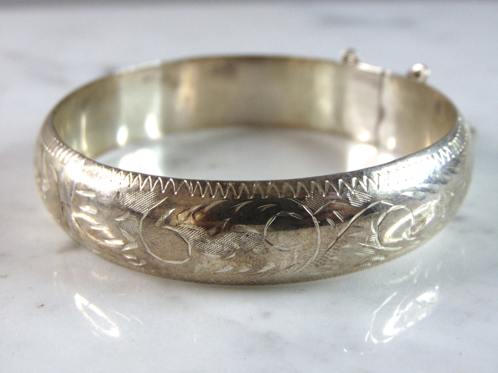 Womens Vintage Estate Sterling Silver Etched Bangle Bracelet: A WOMENS VINTAGE ESTATE STERLING SILVER ETCHED BANGLE BRACELET. THE BRACELET INNER CIRCUMFERENCE MEASURES 7" AND IS 1/2" WIDE. TOTAL WEIGHT IS 16.5g. WOULD MAKE A GREAT GIFT FOR THAT SPECIAL SOMEONE. 