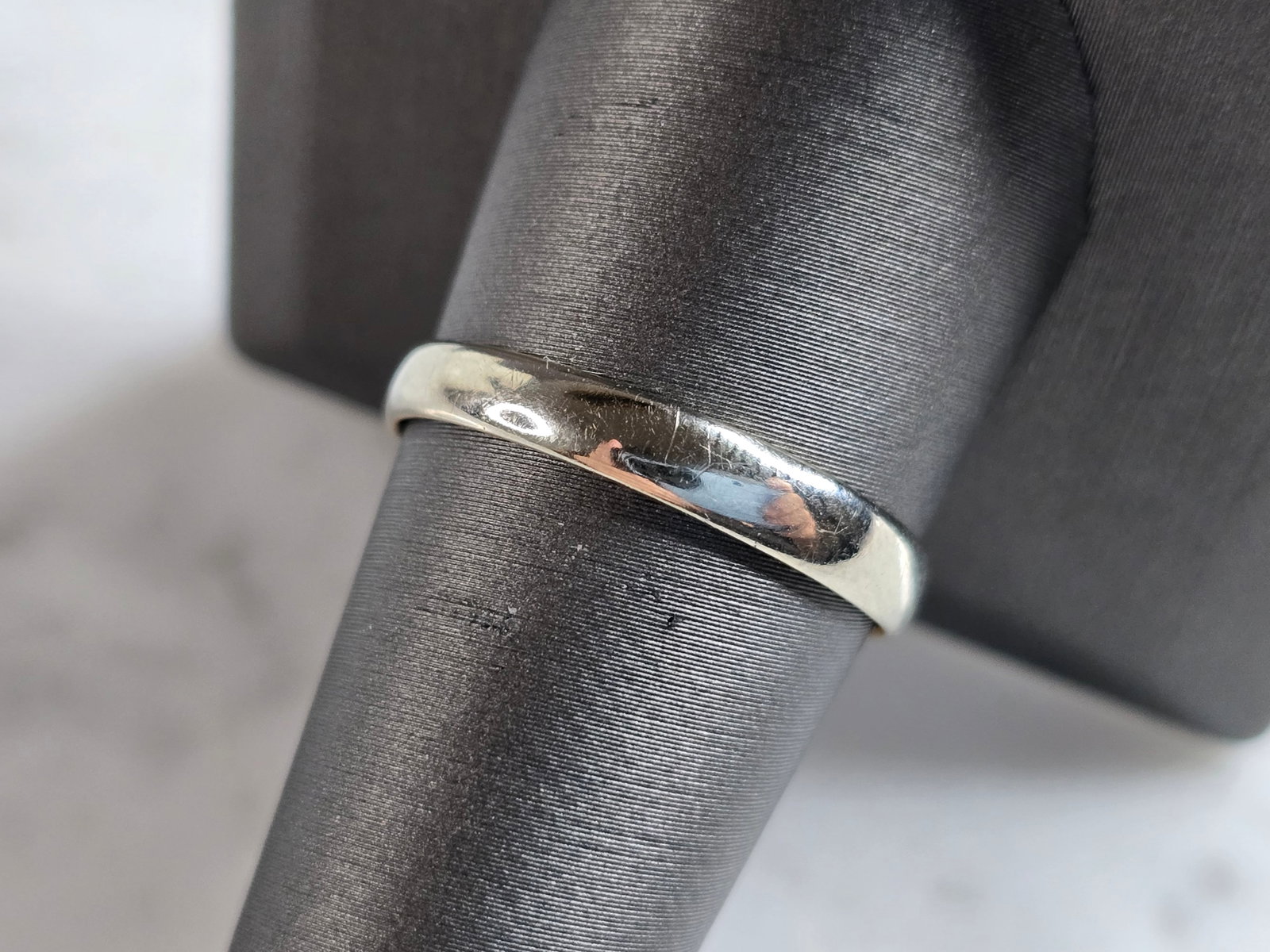 Mens Vintage Estate 10K White Gold Band Wedding Ring: A MENS VINTAGE ESTATE 10K WHITE GOLD WEDDING BAND RING THAT WEIGHS 2.0g. THE RING SIZE IS A 10.0, AND THE WIDTH IS 1/8". RING IS STAMPED 10K. ANY QUESTIONS PLEASE DON'T HESITATE TO ASK. THIS MAKES A G