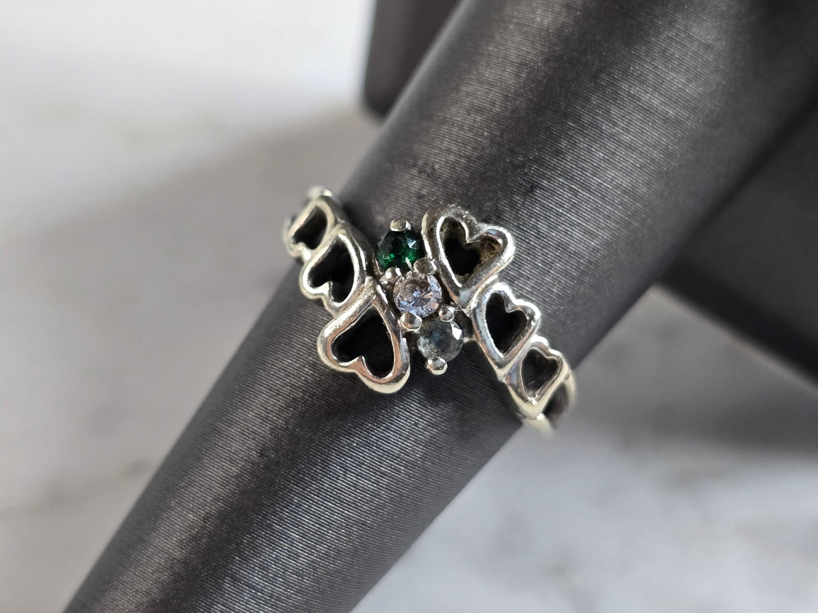 Womens Vintage Estate 10k White Gold Heart Ring: A WOMENS VINTAGE ESTATE 10K WHITE GOLD HEART RING WITH THREE DIFFERENT COLORED STONES. NOT SURE IF STONES ARE MANMADE OR NATURAL. THE RING WEIGHS 2.8g AND IS A SIZE 7.0. THE WIDTH OF THE RING IS 3/8".
