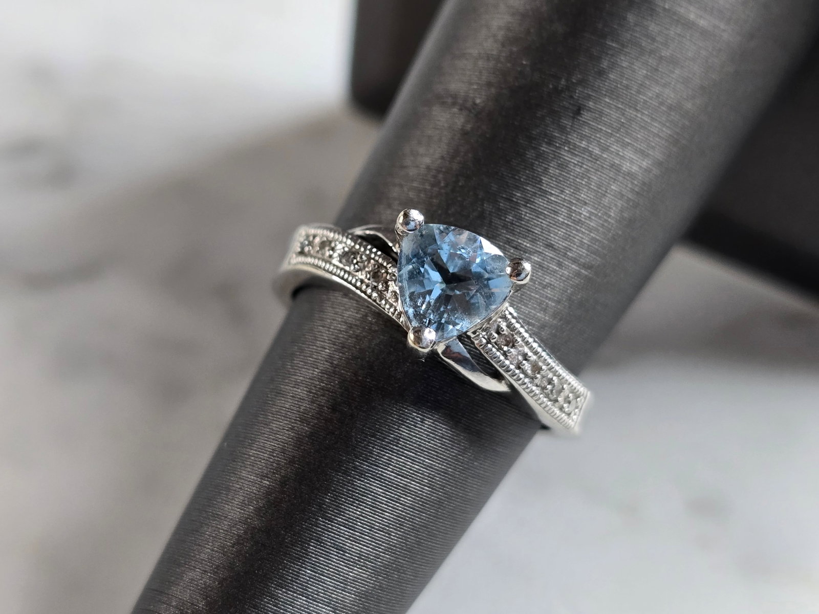 Womens Vintage Estate 10K White Gold Aqua Diamond Ring: A WOMENS VINTAGE ESTATE 10K WHITE GOLD AQUA RING ACCENTED WITH DIAMONDS. THE RING WEIGHS 2.5g, AND IS A SIZE 5.75. THE WIDTH OF THE RING IS 1/4". STONE TESTED AS AQUA, HOWEVER NOT SURE IF AQUA STONE I