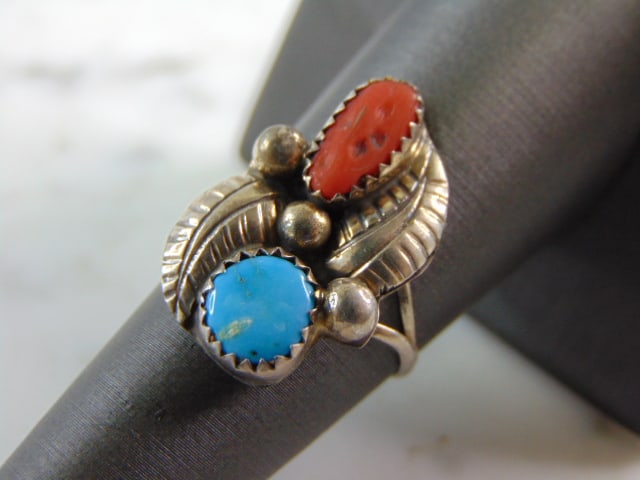 Womens Vintage Estate Sterling Silver Southwestern Ring: A LOVELY WOMENS VINTAGE ESTATE STERLING SILVER SOUTHWESTERN STYLE RING. RING HAS WHAT APPEARS TO BE CORAL AND TURQUOISE STONES, NOT SURE IF STONES ARE REAL OR MAN MADE. RING SIZE IS AN 7.25, AND WEIGH