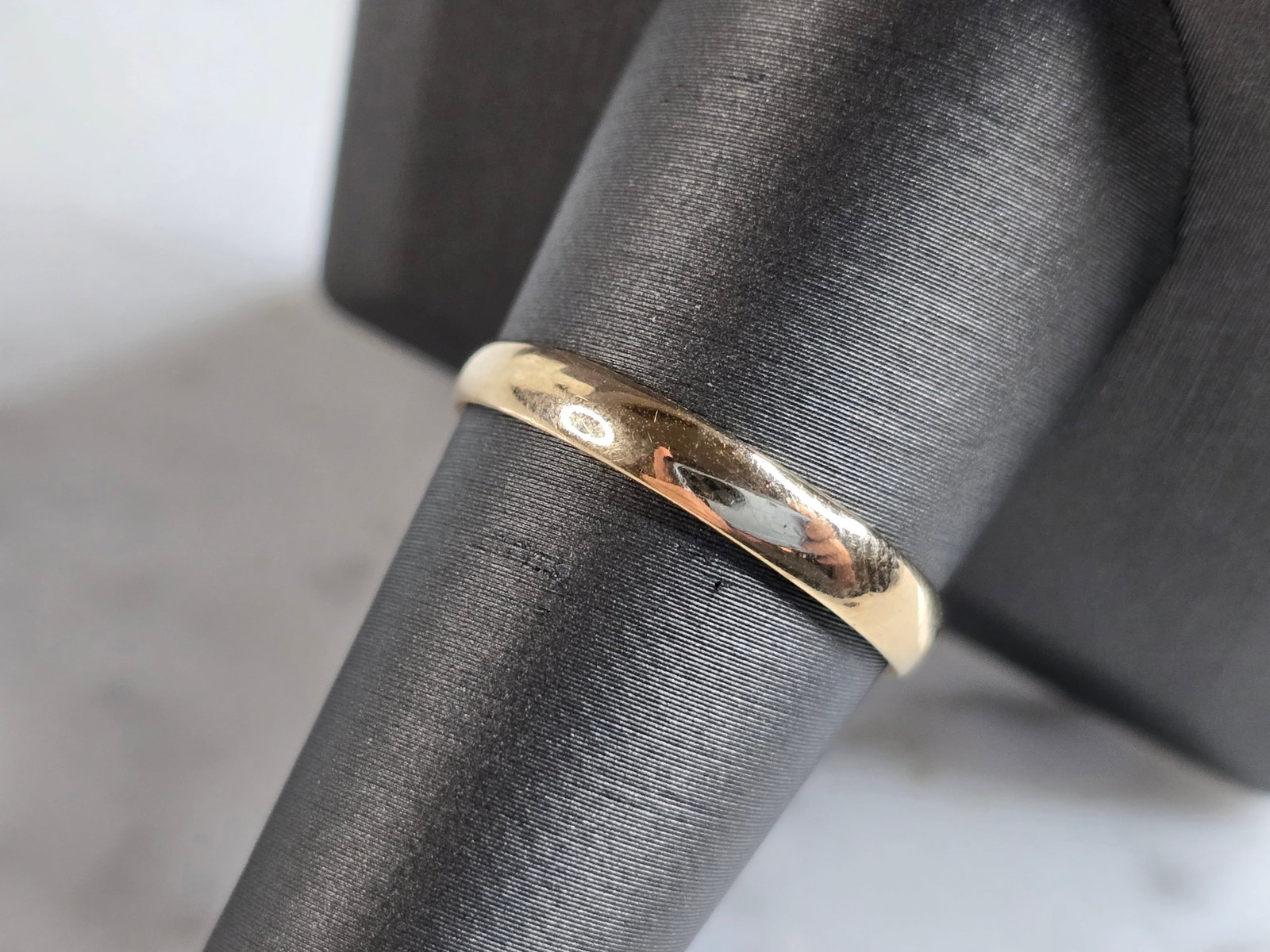 Vintage Estate 14k Gold Wedding Ring Band: A WOMENS OR MENS VINTAGE ESTATE 14k GOLD WEDDING BAND RING. THE RING WEIGHS 1.7g AND MEASURES 1/8" WIDE. RING IS A SIZE 9.0 AND IS STAMPED "14K", WITH SOME PERSONALIZATION. MAKES A GREAT GIFT FOR THAT