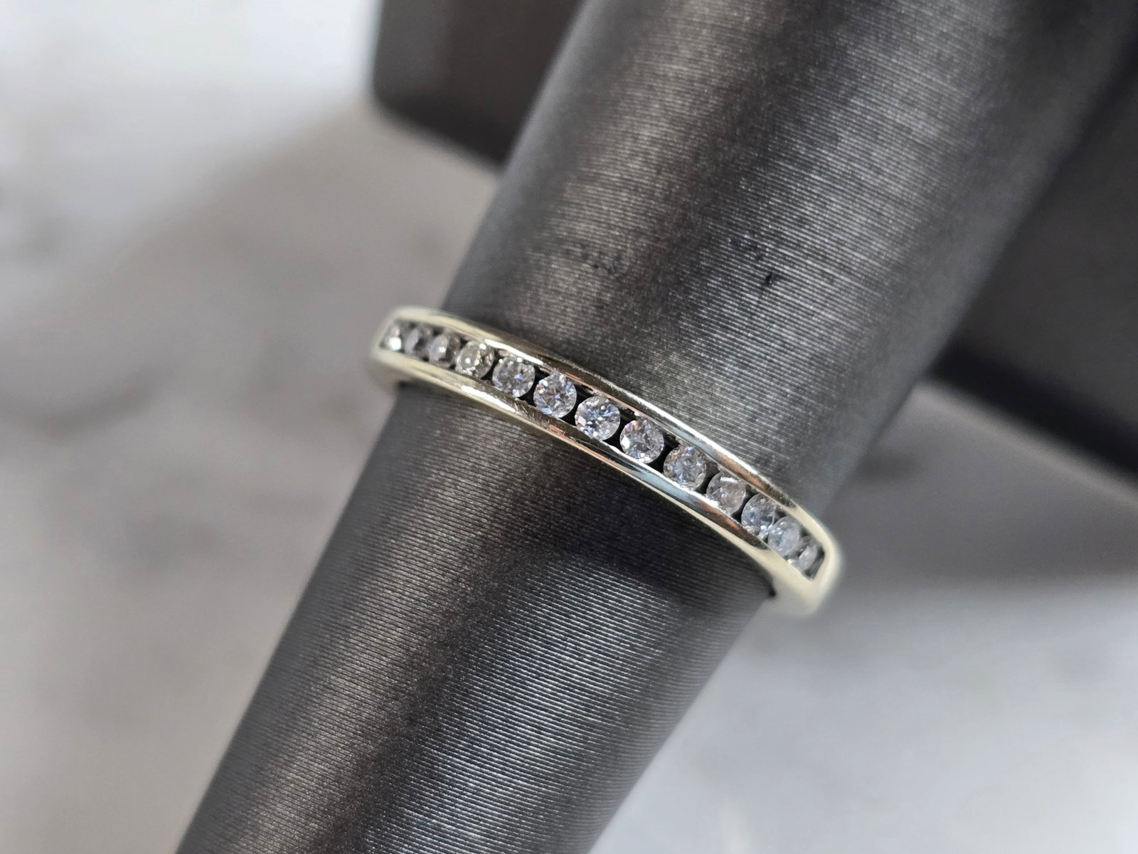 Womens Vintage Estate 14k White Gold Diamond Ring: A WOMENS VINTAGE ESTATE 14K WHITE GOLD DIAMOND RING. THE RING WEIGHS 2.3g , AND IS A SIZE 6.75. THE WIDTH OF THE RING IS 1/8", AND THERE ARE 13 SMALL DIAMONDS. RING IS NOT MARKED BUT IT HAS BEEN TESTE