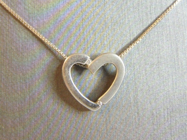 Womens Vintage Estate Heart Pendant W/ Necklace: A WOMENS VINTAGE ESTATE STERLING SILVER HEART PENDANT WITH NECKLACE . THE PENDANT MEASURES 5/8" LONG BY 5/8" WIDE, AND WEIGHS 3.5g. NECKLACE MEASURES 18 5/8". WOULD MAKE A GREAT GIFT FOR THAT SPECIAL 